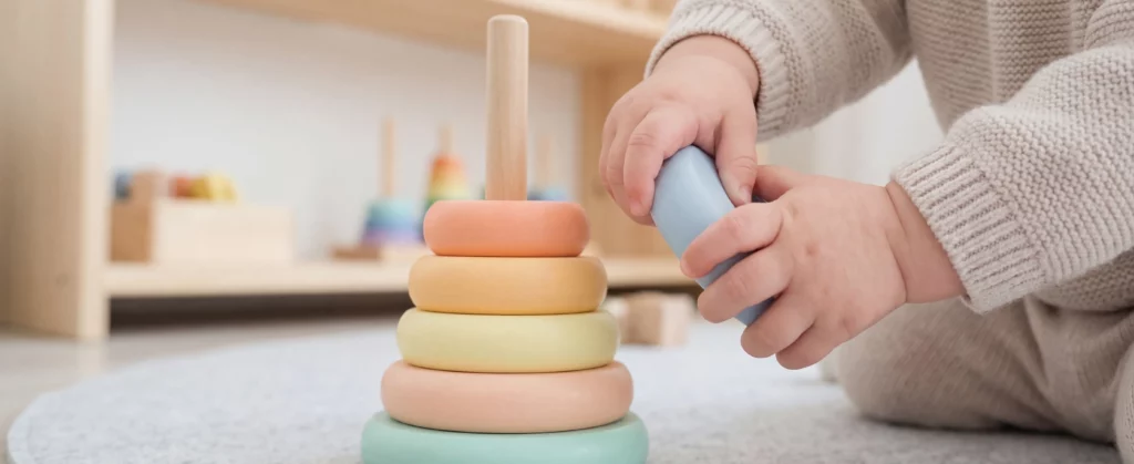 Kinderhänge mit Holzspielzeug